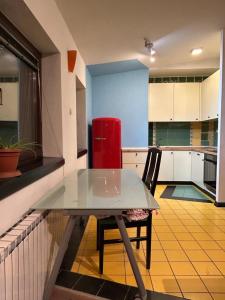 Køkken eller tekøkken på ThreeSixty + 9 billeder