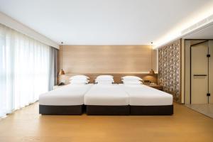 Postel nebo postele na pokoji v ubytování Floral Hotel Changbaishan Baihe Left Bank + 22 fotografií