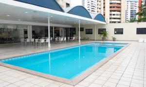 una grande piscina blu in un edificio di Flat Executive Arrey Hotel a Teresina