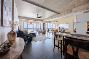 sala de estar con mesa y algunas sillas en Atlantis 18 Breathtaking View Apt in San Juan, en San Juan