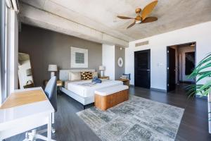 Un dormitorio con una cama y un ventilador de techo. en Atlantis 18 Breathtaking View Apt in San Juan, en San Juan