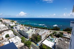 una vista aérea de una ciudad y el océano en Atlantis 18 Breathtaking View Apt in San Juan, en San Juan