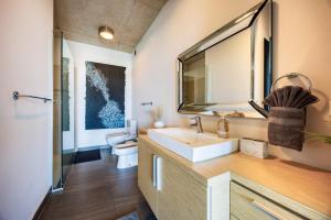 un baño con lavabo y espejo en Atlantis 18 Breathtaking View Apt in San Juan, en San Juan 27 fotos más