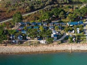 Una vista aérea de un complejo turístico junto al agua. en Camping RCN Port l'Epine, en Trélévern 21 fotos más