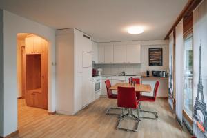 Η κουζίνα ή μικρή κουζίνα στο LAAX Homes Val Mulin 91B