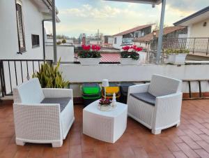 three chairs and a table on a balcony at Divingreta 1820 in Ottaviano