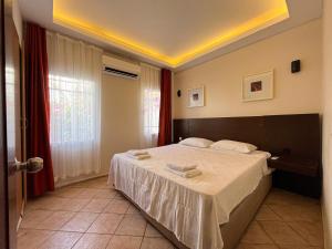 een slaapkamer met een groot bed met witte lakens bij Casa Lume Suite in Bodrum City +19 foto's