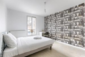 ein Schlafzimmer mit einem Bett und einer Bücherwand in der Unterkunft Venturia - 23 min en train de Paris in Le Plessis-Bouchard