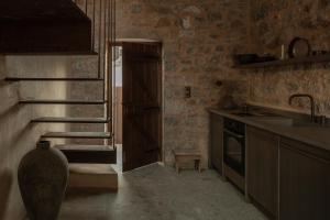 Η κουζίνα ή μικρή κουζίνα στο Drakoni Luxury Suite, an Architectural Hideaway, By ThinkVilla