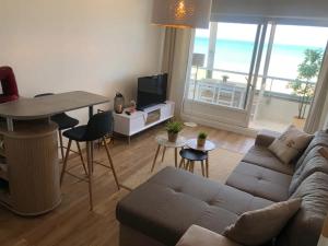 Χώρος καθιστικού στο Appartement lumineux près de la plage à Courseulles-sur-Mer, 40 m²