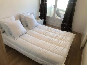 Ένα ή περισσότερα κρεβάτια σε δωμάτιο στο Appartement lumineux près de la plage à Courseulles-sur-Mer, 40 m²