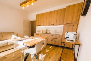 eine Küche und ein Wohnzimmer mit Tisch und Stühlen in der Unterkunft Antico Borgo in Longarone