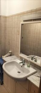 un bagno con lavandino e specchio di Casa Kalida a Santa Maria a Potenza