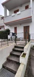 una rampa di scale che conduce a un edificio di Casa Kalida a Santa Maria a Potenza
