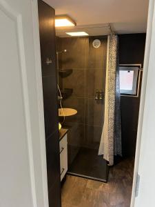 Koupelna v ubytování Modern chalet in de bossen van de Veluwe + 32 fotografií