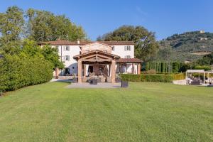 a large house with a gazebo in a yard at VILLA PITTI AMERIGHI 26, Emma Villas in Pieve a Nievole