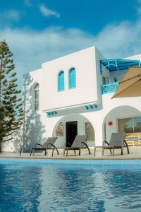 Villa Le Grand Bleu في ميدون: فيلا بمسبح امام بيت