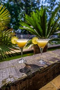 Dos cócteles sobre una mesa de madera en Hotel Cuevas - Adults Only, en Santillana del Mar