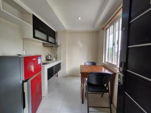Кухня или мини-кухня в Grand Apartelle Mandaue Cebu
