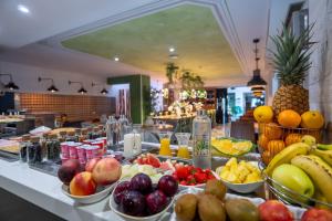 Un buffet de frutas y verduras en una mesa en Hotel Cuevas - Adults Only, en Santillana del Mar