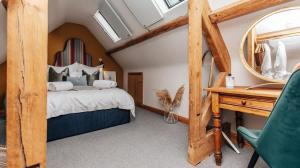 Ένα ή περισσότερα κρεβάτια σε δωμάτιο στο The Little House Luxury Cotswolds Stunning Views