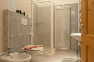 Koupelna v ubytování Chalet Al Lago + 100 fotografií