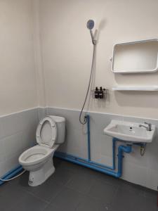 乌汶Doctor Thanut Hostel的带马桶和水槽的浴室 更多13张照片