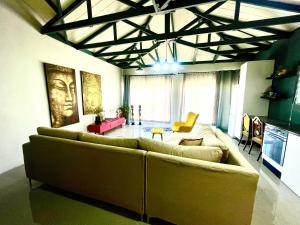 Blouberg kiters في Cape Town: غرفة معيشة مع أريكة كبيرة في غرفة