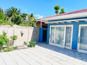 Blouberg kiters في Cape Town: منزل ازرق مع سياج وفناء