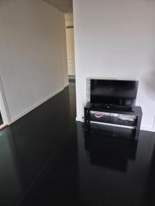 un salon avec une télévision à écran plat sur une table dans l'établissement Copenhagen Comfort, à Copenhague