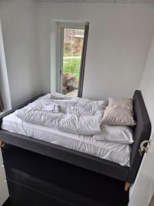 un lit dans une chambre avec une fenêtre dans l'établissement Copenhagen Comfort, à Copenhague