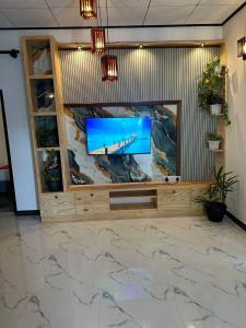 Una televisión o centro de entretenimiento en Double W Grand Villa Madiha