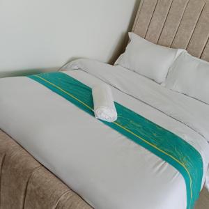 Кровать или кровати в номере Zayana Homes