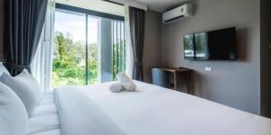 Un pat sau paturi într-o cameră la Stylish Beachfront 2BR Flat +63 fotografii