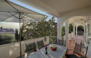 En balkon eller terrasse på Nice Home In Selce With House Sea View