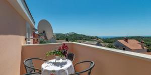 Balkón nebo terasa v ubytování Ćunski