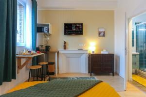 TV/trung tâm giải trí tại Studio Coeur Ville TV Wifi Parking Lave Linge