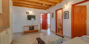 TV a/nebo společenská místnost v ubytování Ćunski