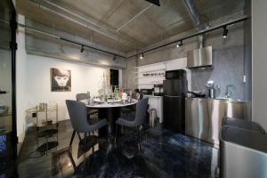 Η κουζίνα ή μικρή κουζίνα στο Modern Palazzo住吉