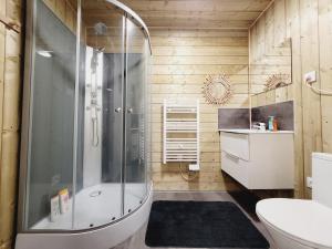 a bathroom with a shower and a toilet at Appartement entier au rez- de- chaussée  +3 photos