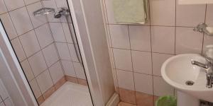 Koupelna v ubytování Ćunski + 26 fotografií