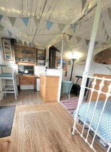 Η κουζίνα ή μικρή κουζίνα στο Treguth Glamping Unique Experience - Themed Huts