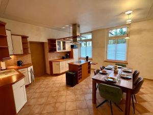 Kuchyň nebo kuchyňský kout v ubytování Premium Ferienwohnung in zentrumsnaher Stadtvilla