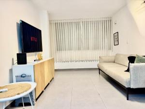 TV a/nebo společenská místnost v ubytování The Urban Suite