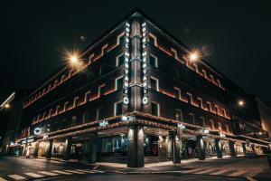 un edificio con luces de noche. en Clarion Hotel Mestari, en Helsinki