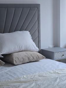 En eller flere senge i et værelse på ARK Luxury Rooms walking Distance to Ferrari world, Yas Island + 47 billeder