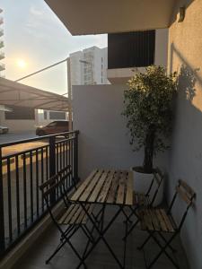 En balkon eller terrasse på ARK Luxury Rooms walking Distance to Ferrari world, Yas Island