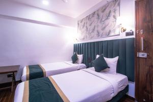 Ένα ή περισσότερα κρεβάτια σε δωμάτιο στο J Hotel and Banquets +103 φωτογραφίες