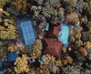 eine Luftaufnahme eines Hauses und eines Swimmingpools in der Unterkunft Covehill Green Resort in Pelabuhan Ratu