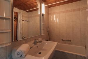 Koupelna v ubytování Casa Sur Vitg + 6 fotografií